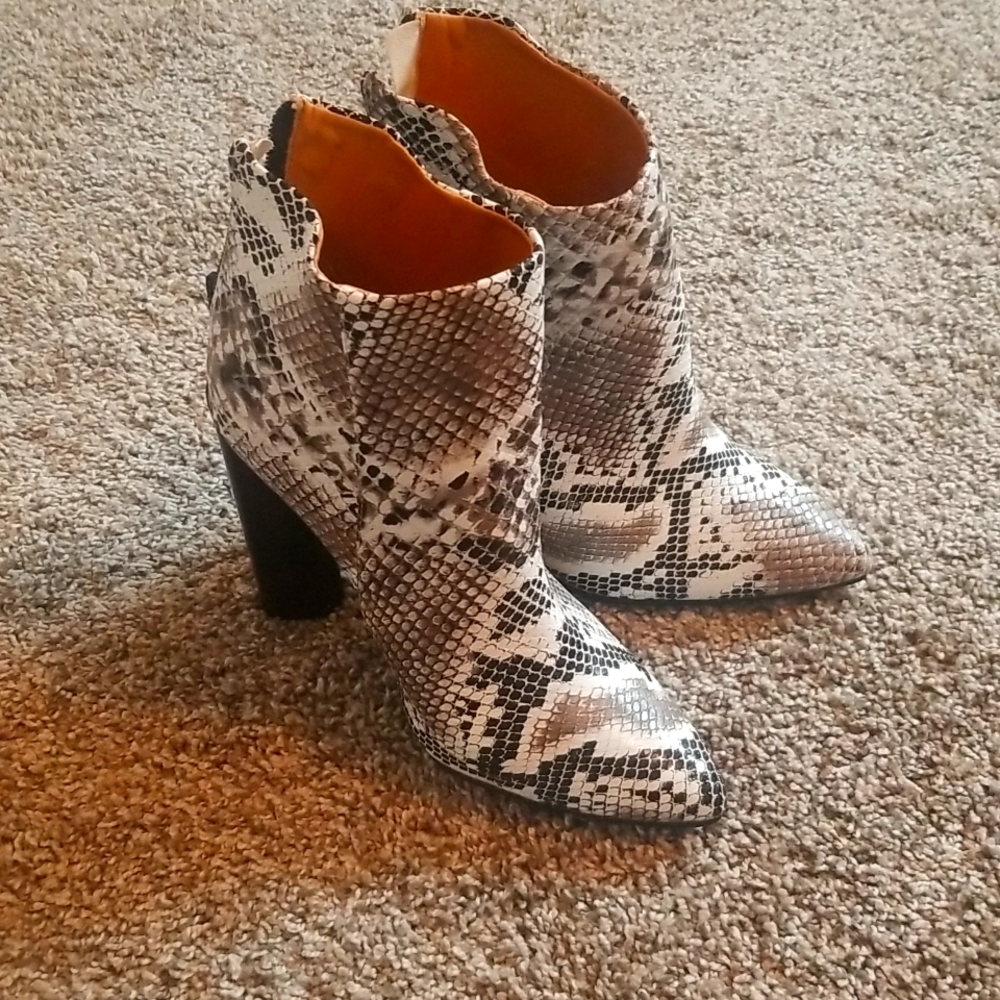 Qupid Black and Gray Snake Skin Boots Size 7 1/2